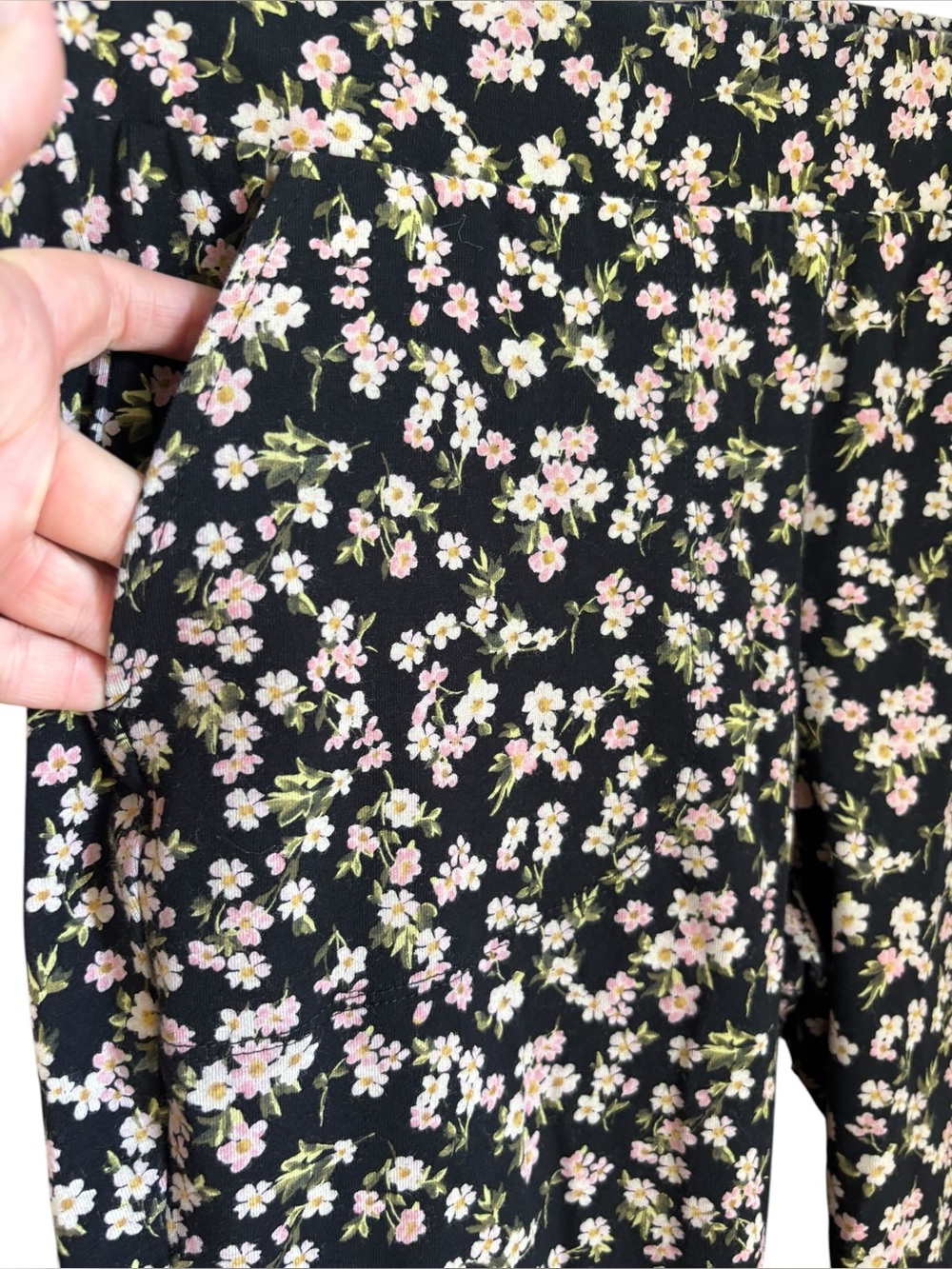 Torrid Leggings Women's Black Pink Floral Stretch Pockets Cottage Peasant Size 1 - Picture 3 of 6